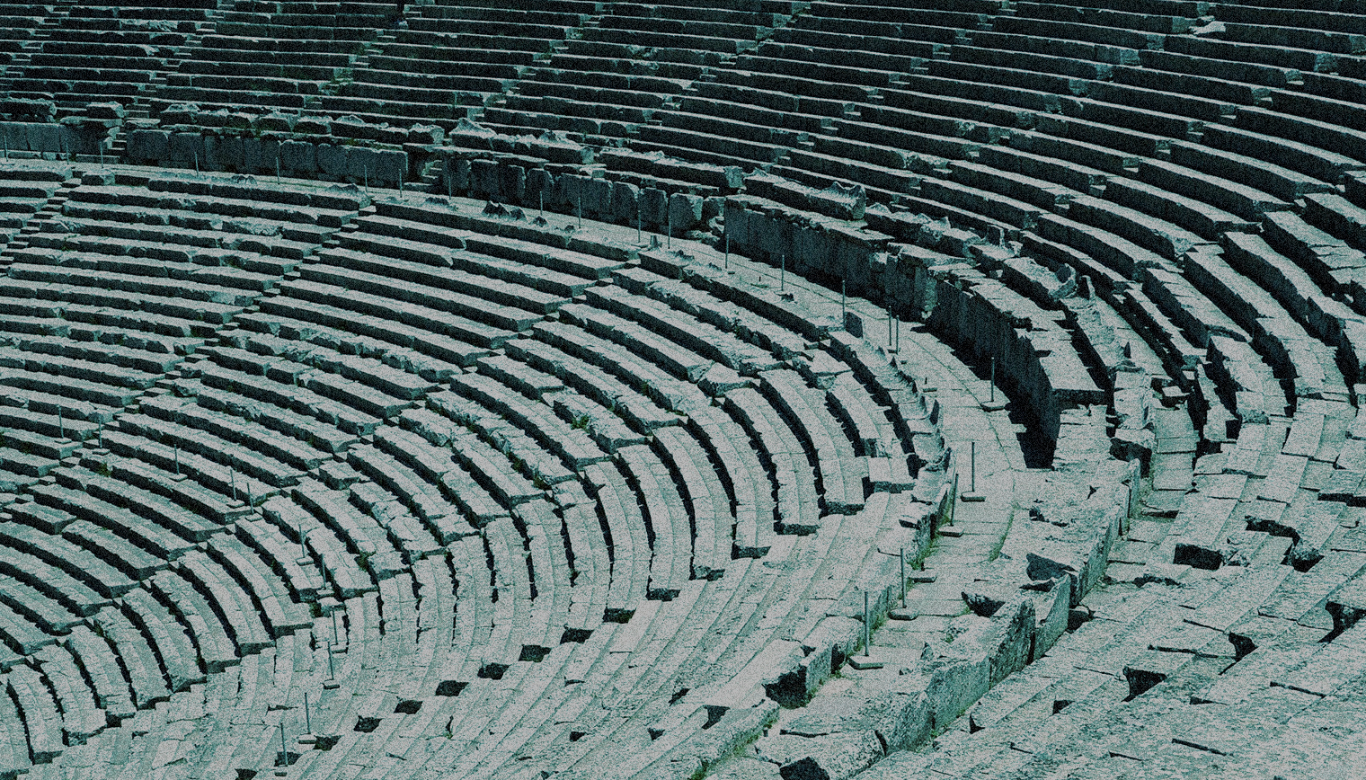 Τα καθίσματα ενός αρχαίου θεάτρου στην Ελλάδα